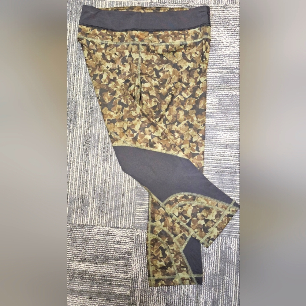 *Lululemon Women's Camo Leggings Size 6